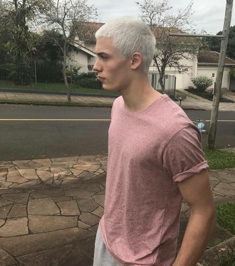 Короткие белые волосы у м