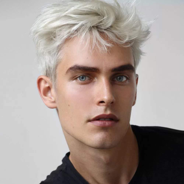 Парень блондин