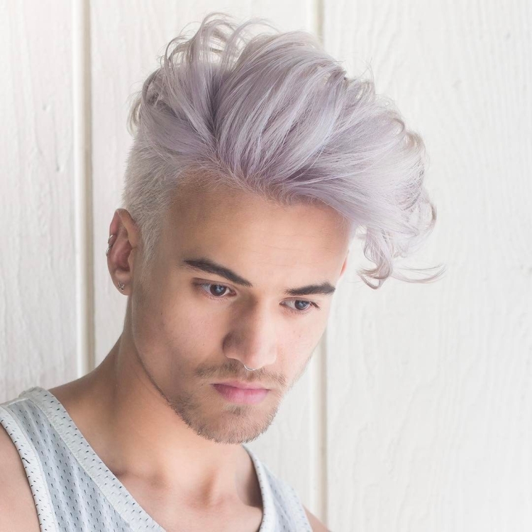 Пепельно фиолетовый цвет волос мужчины