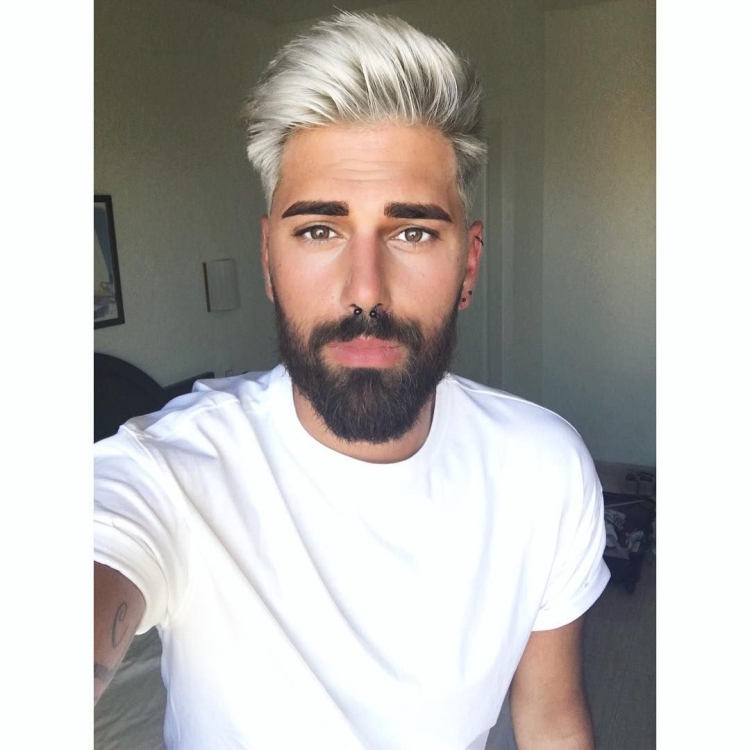 Блондин с черной бородой