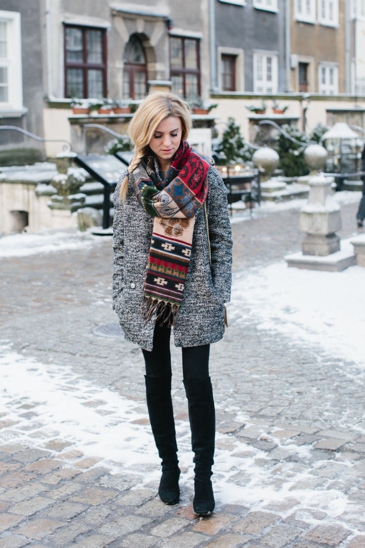 Шарф к серому пальто