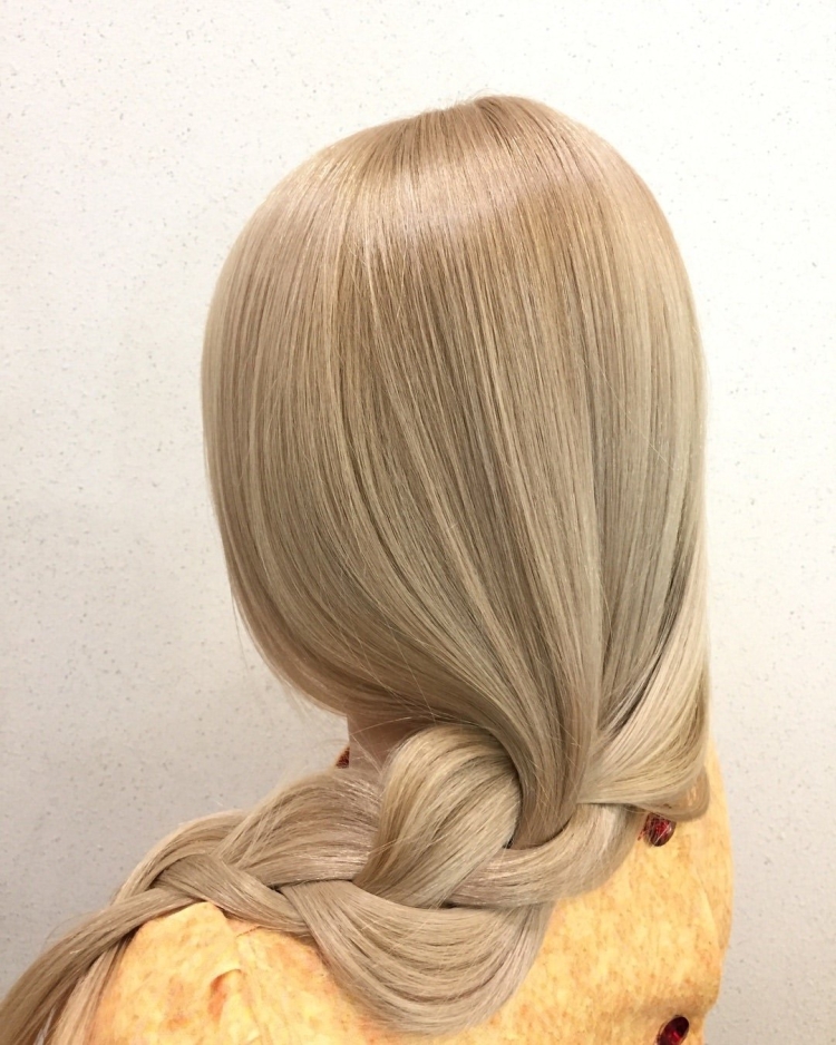 Холодный бежевый оттенок волос