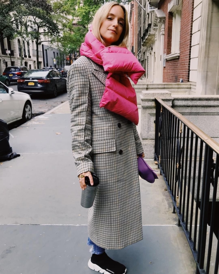 Шарф к серому пальто