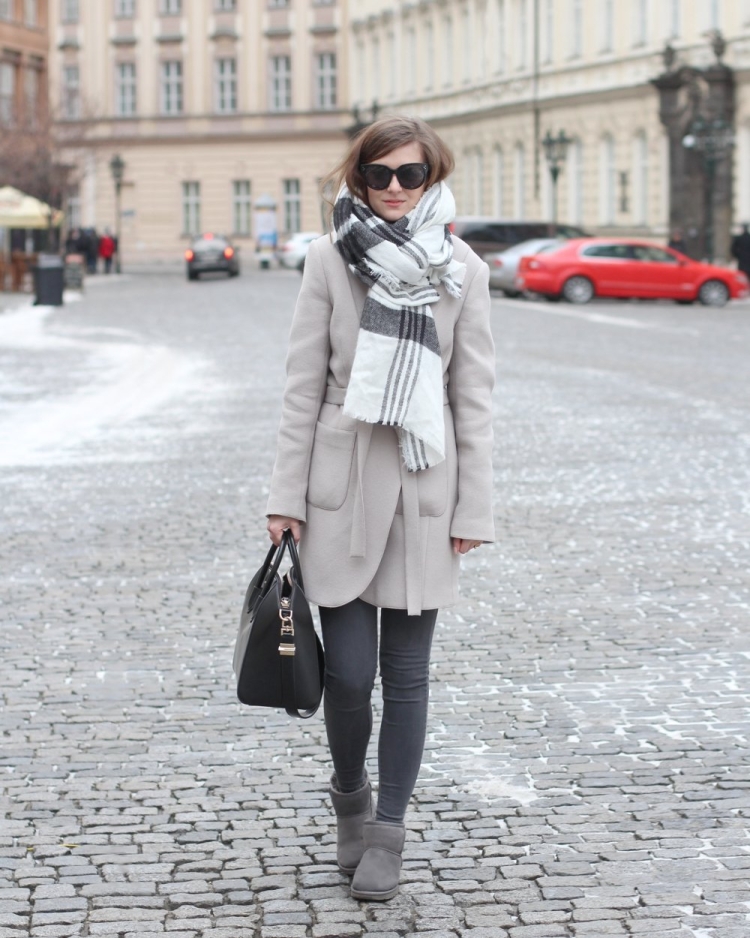 Сумочка к серому пальто