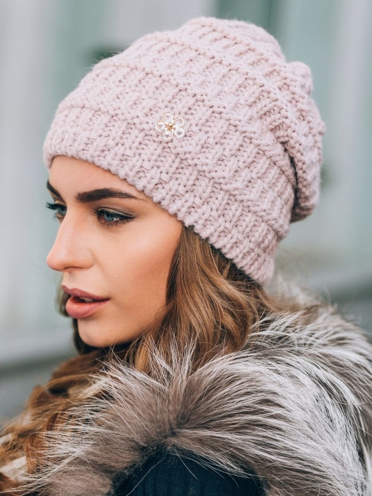 Стильная шапка спицами