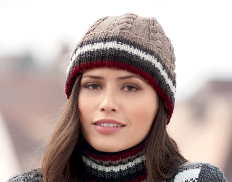 Двухцветная шапка спицами для женщин