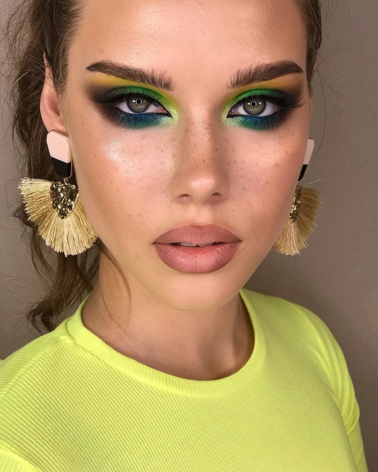 Модный макияж неон