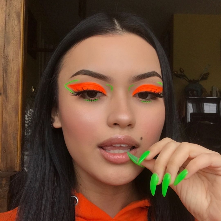 Дарья Грач неоновый макияж