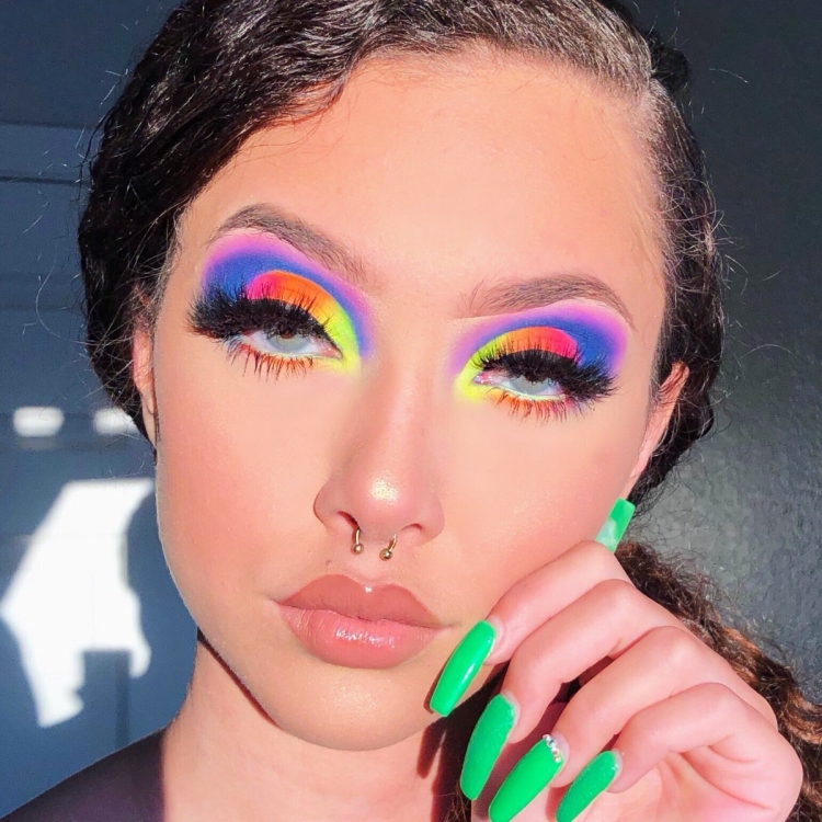 Яркий макияж