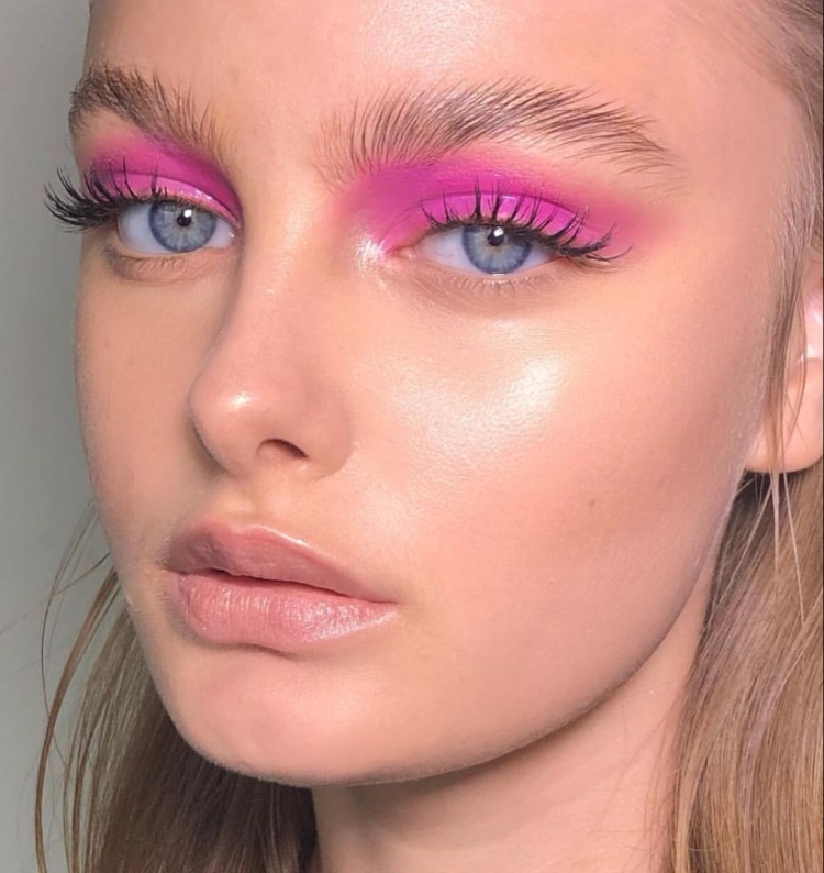 Макияж с розовыми тенями