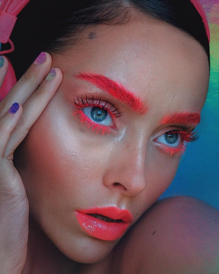 Неоновый розовый макияж