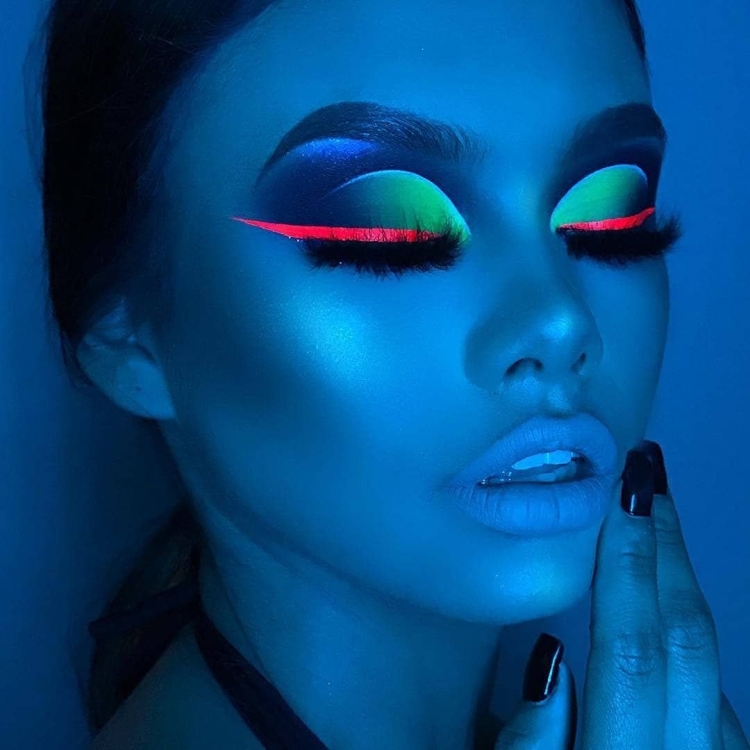 Макияж неоновыми тенями