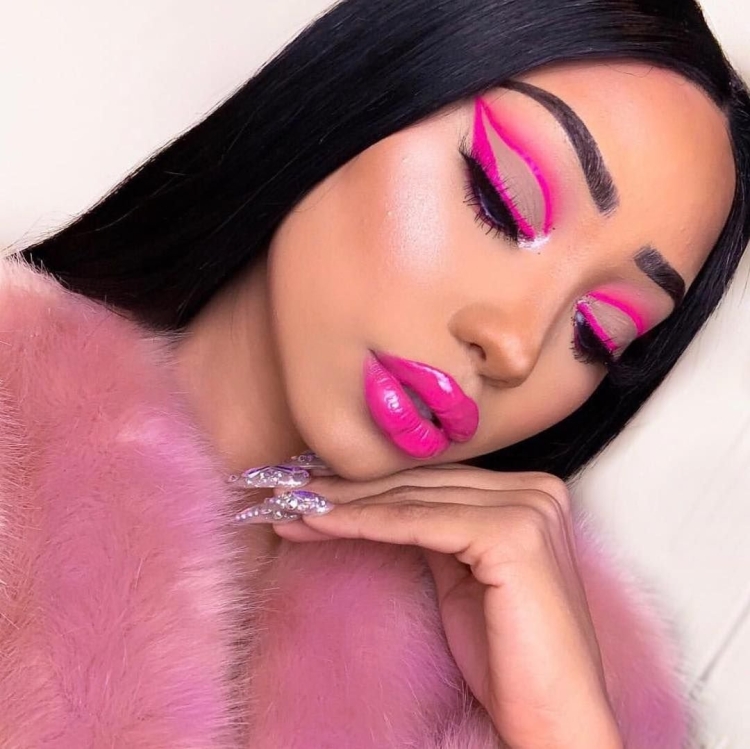 Яркий розовый макияж