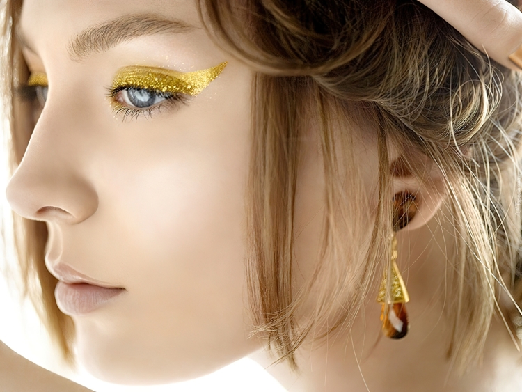 Девушка с желтыми тенями