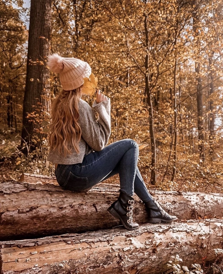 Красивая блондинка осенью