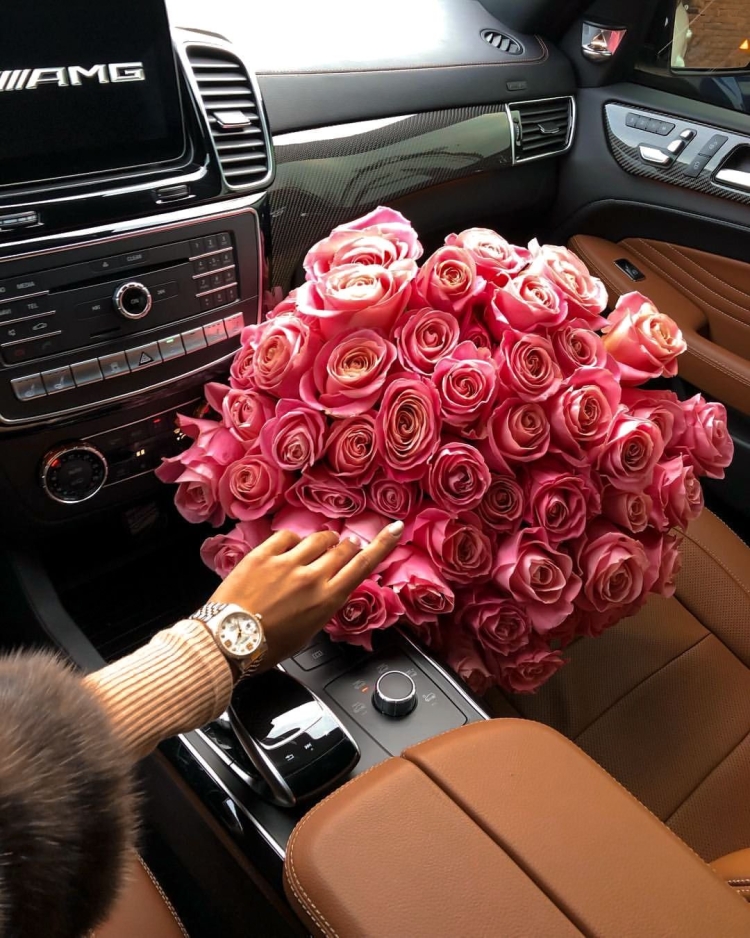 Шикарный букет в машине
