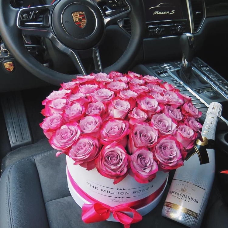 Букет цветов в машине