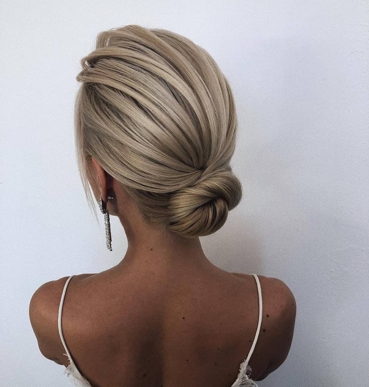 Низкий пучок на длинные волосы