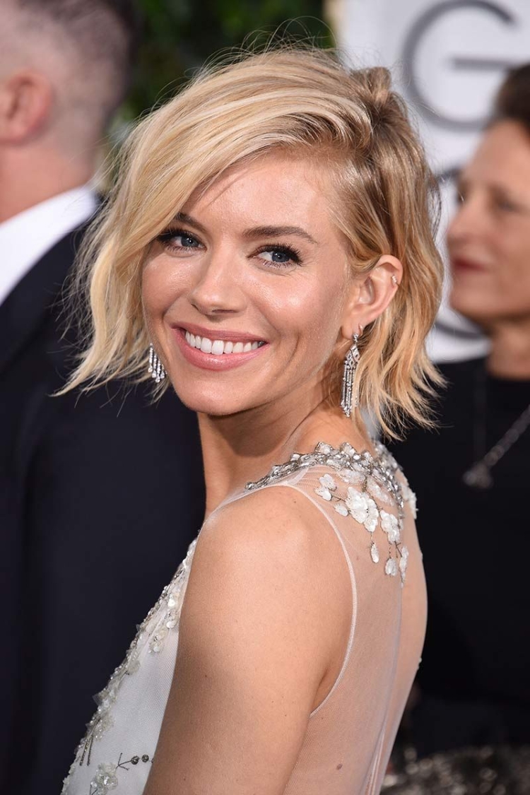 Сиенна Миллер с короткой стрижкой