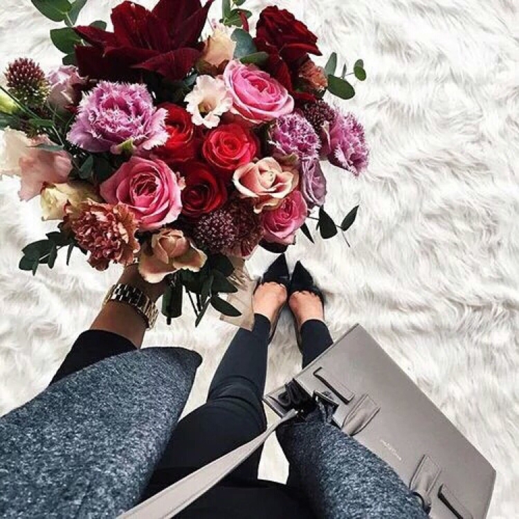 Букет и ноги