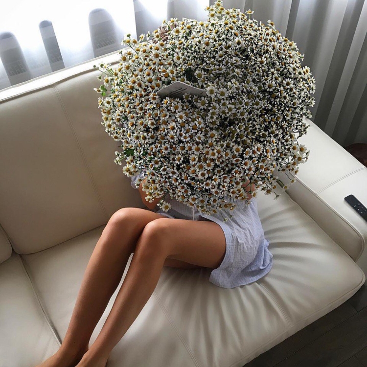 Девушка с букетом ромашек