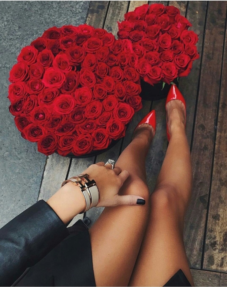 Цветы в руках у девушки