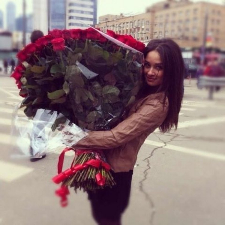 Брюнетка с букетом цветов