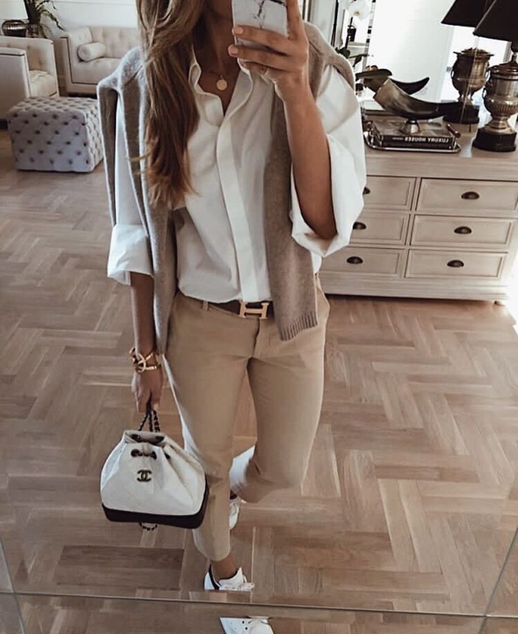 Образ с бежевыми брюками