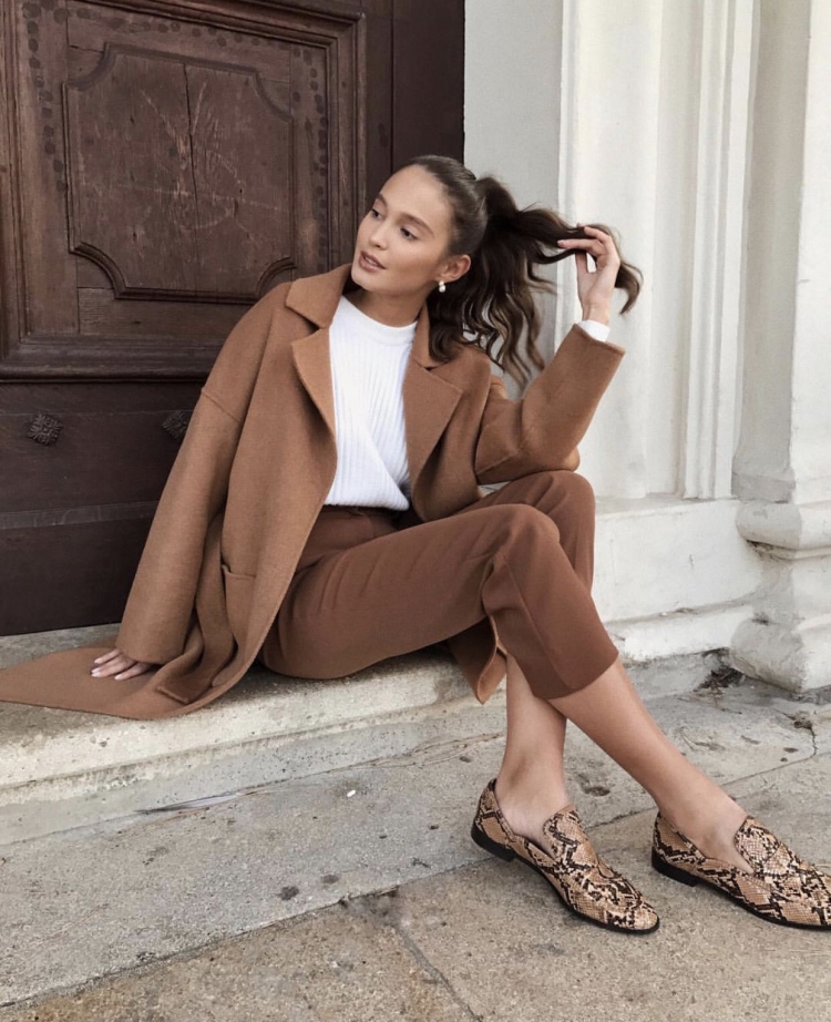 Девушка в коричневой одежде