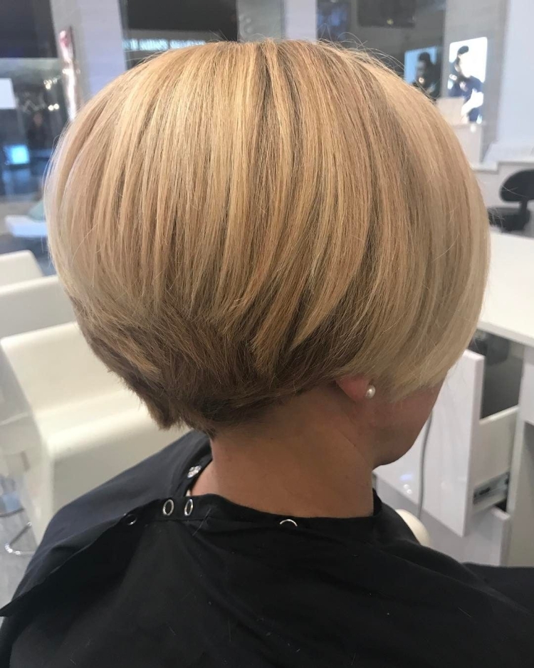 Стрижка Боб на короткие волосы вид сзади