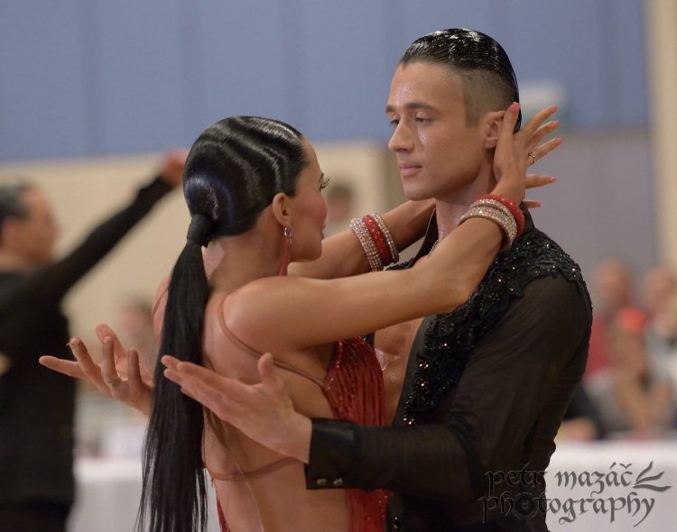 Прическа на латину