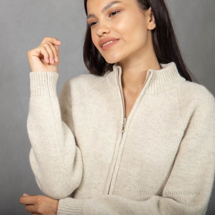 Свитер на молнии женский