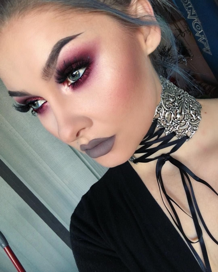 Яркий сценический макияж