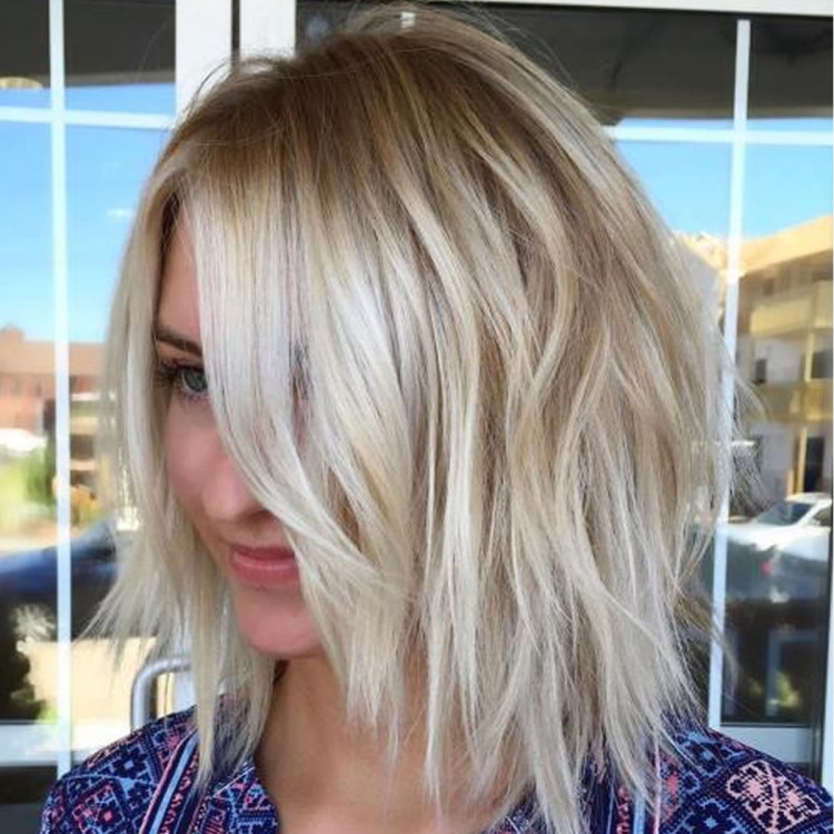 Стрижка Шегги Боб на средние волосы