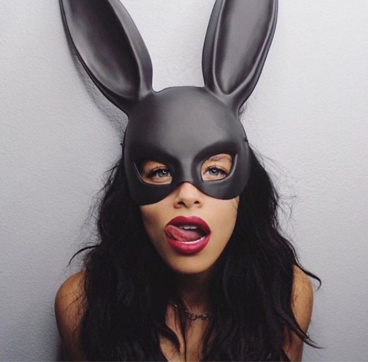 Девушка в маске с ушами