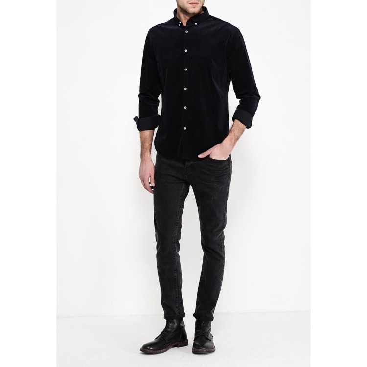 Черная рубашка и черные джинсы
