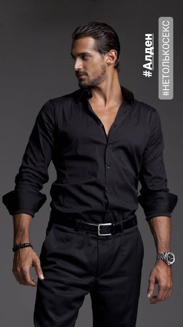 Парень в черной рубашке