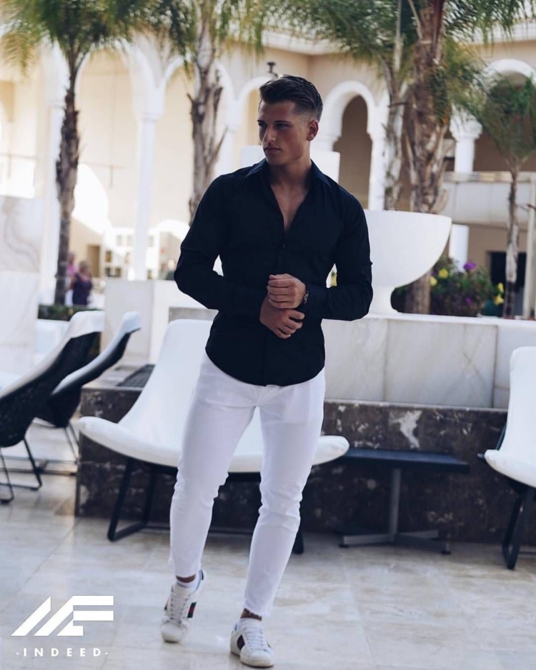 Черные джинсы и белая рубашка мужская