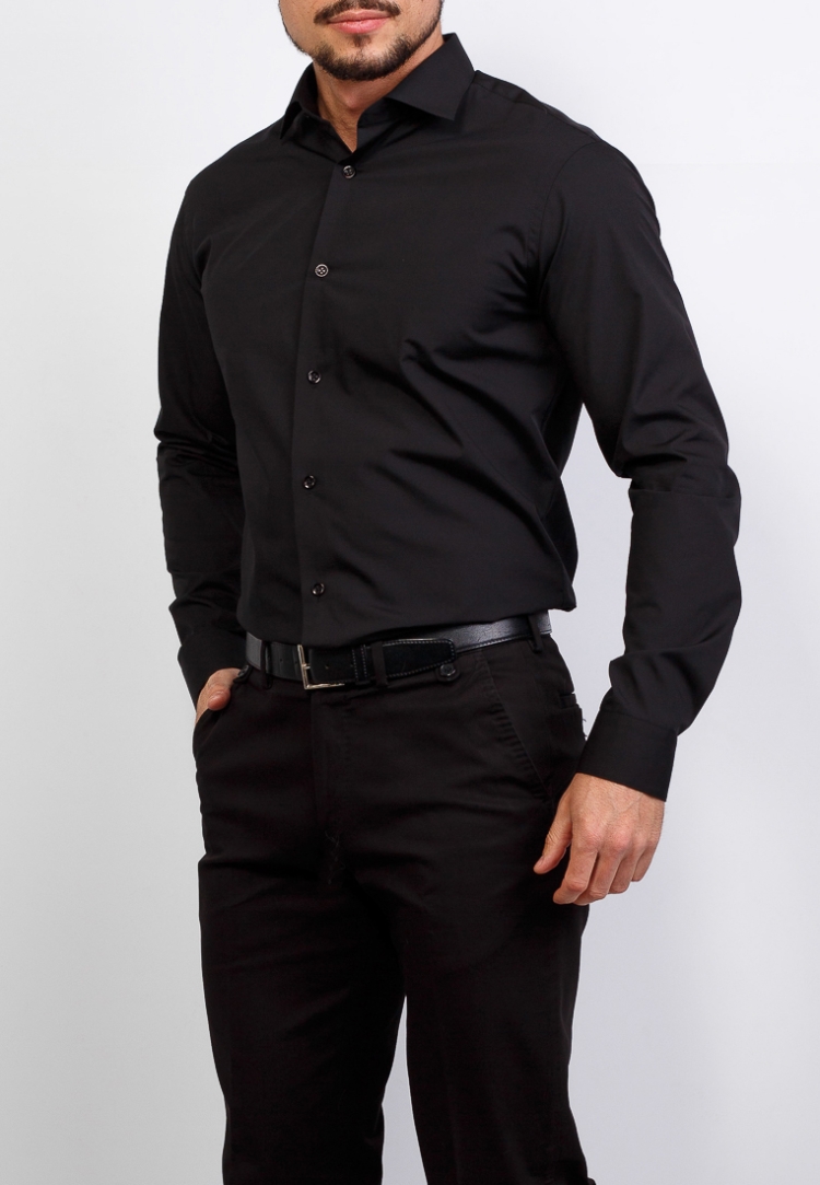 Мужчина в черной рубашке