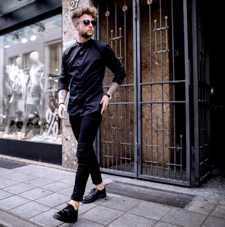 Черная рубашка и черные джинсы