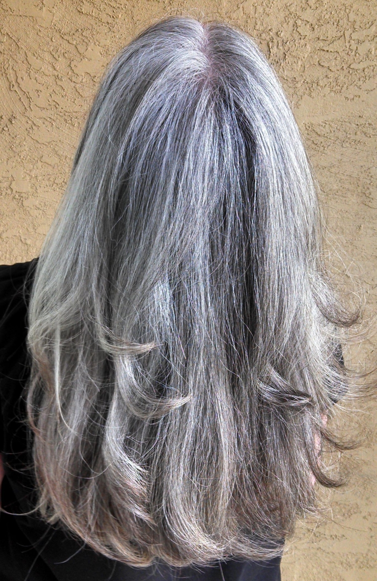 Отросшие пепельные волосы