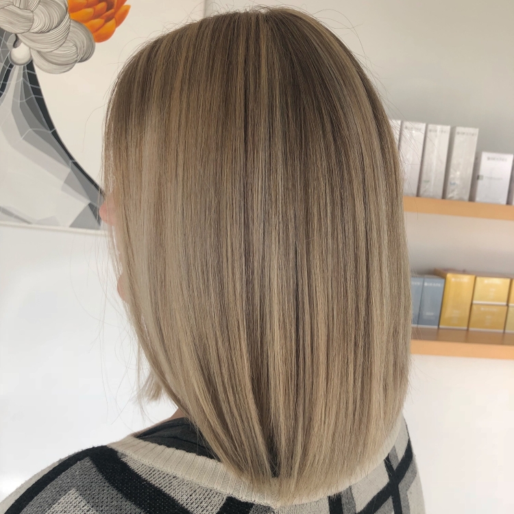 Мелкое мелирование сверху головы