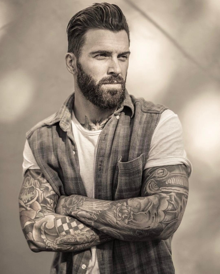 Брутальный бородатый мужчина