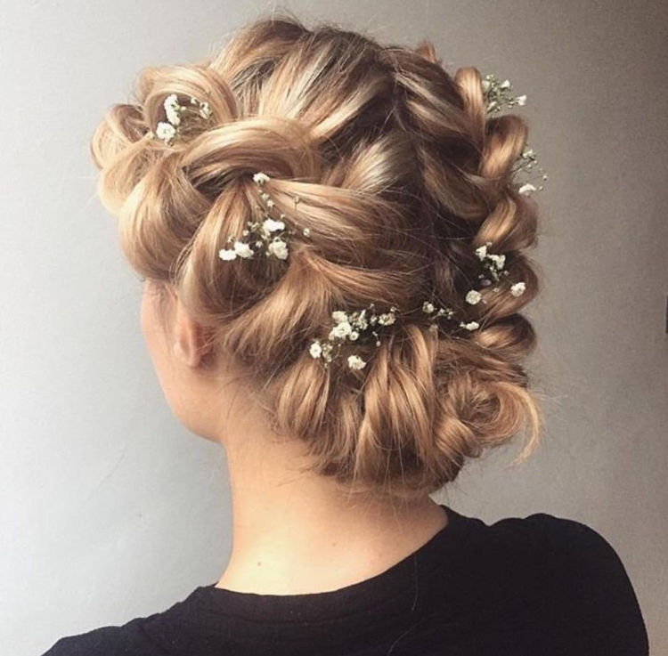 Прически на выпускной с плетением