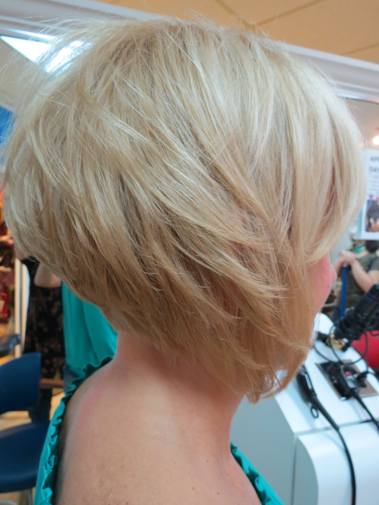 Блондинка короткая стрижка вид сзади