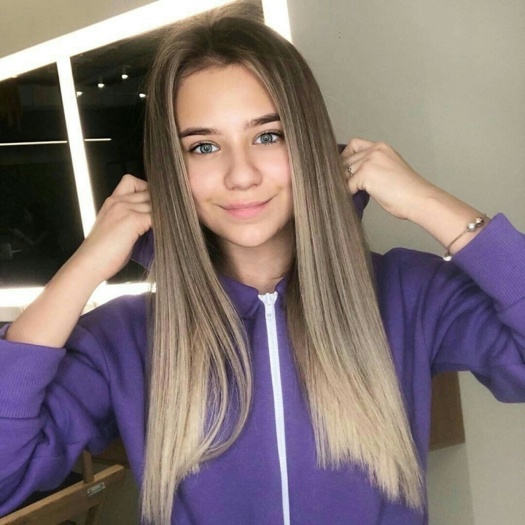 Катя Адушкина новый цвет волос