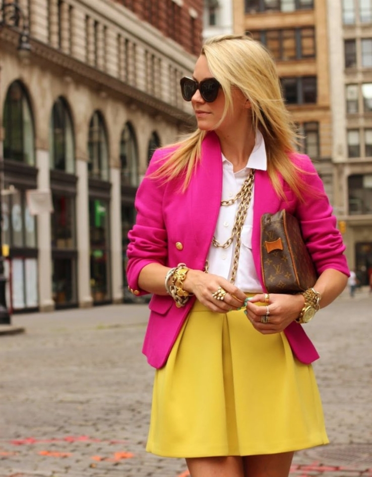 Девушка в яркой одежде