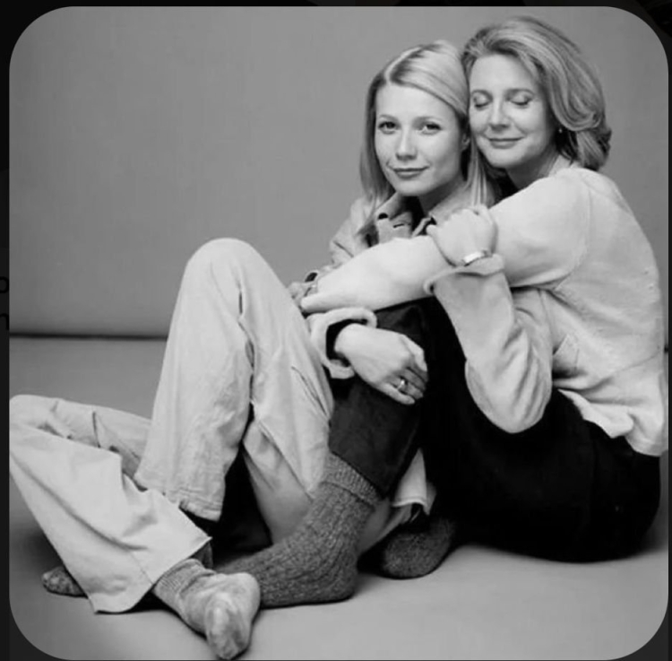 Фотосессия мама и взрослая дочь в студии