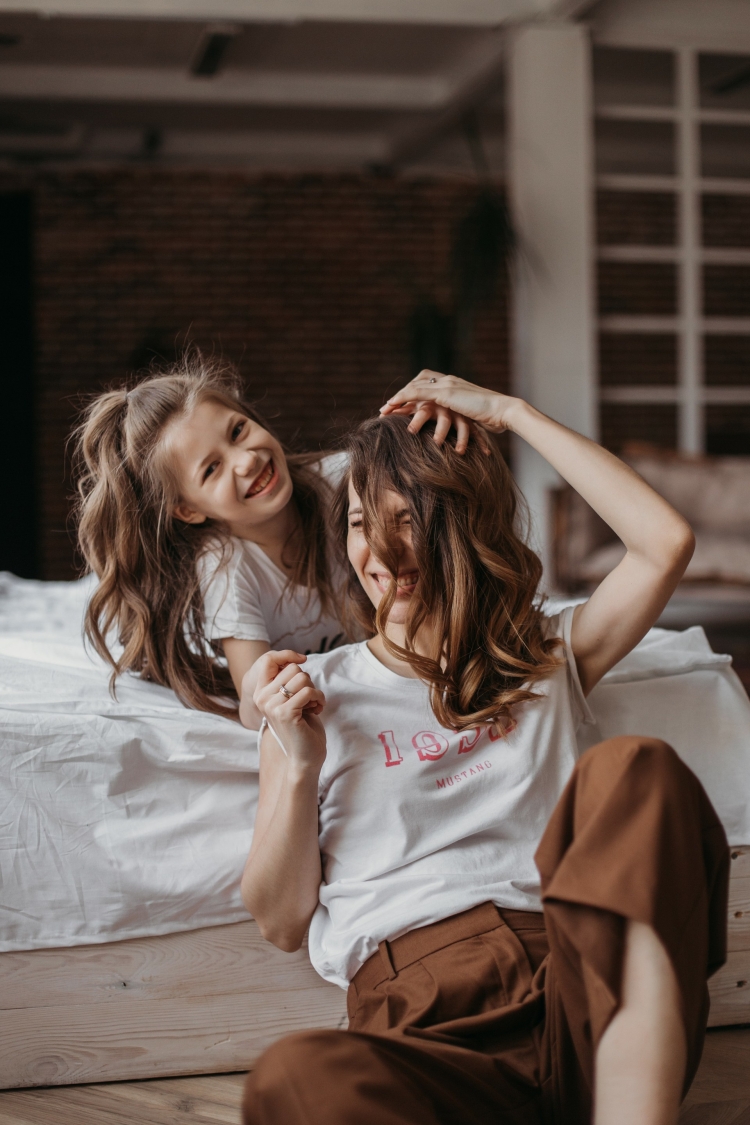 Фотосессия мама и дочка домашняя