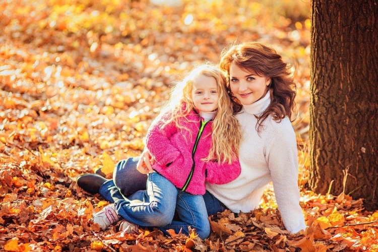 Мама и ребенок осенью
